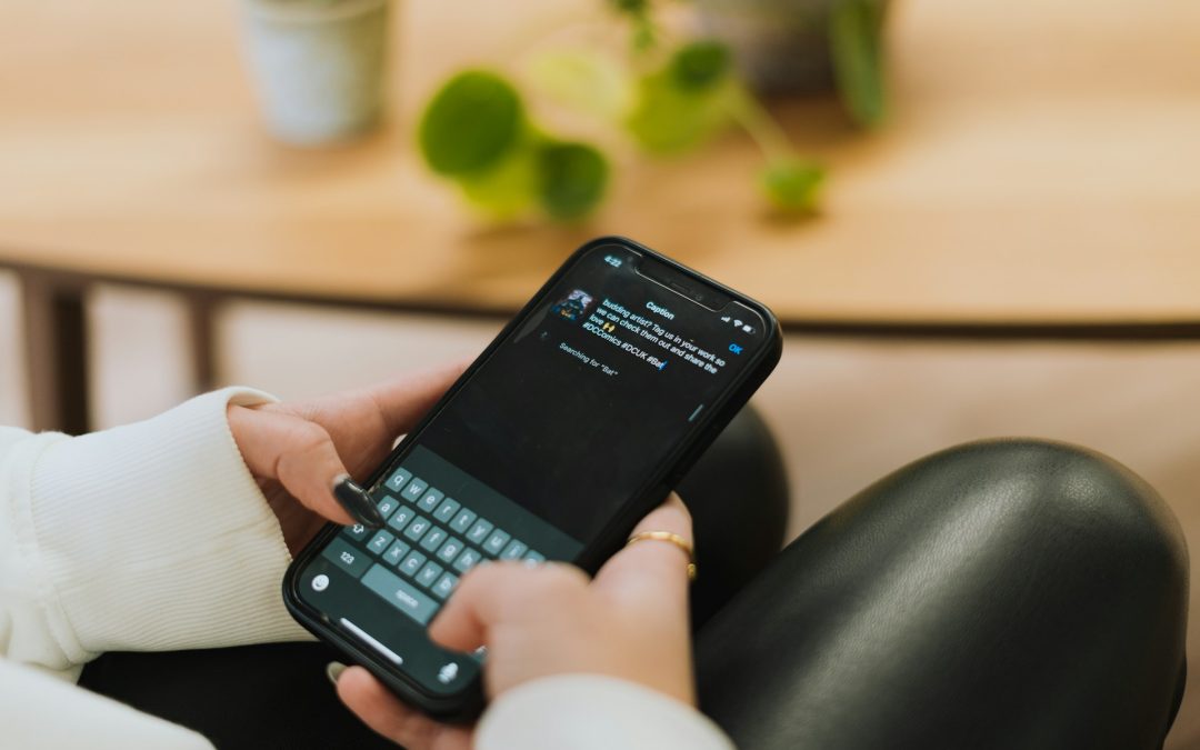 Perempuan menulis caption di Instagram